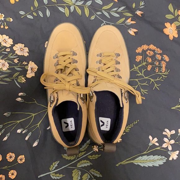 Veja Roraima High Top Sneaker - Picture 2 of 4